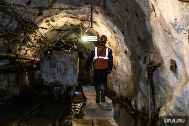 Под завалами в свердловской шахте оказались 32-летний и 27-летний мужчины