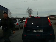 В Екатеринбурге водитель Nissan устроил дорожные разборки, пытаясь подрезать другую машину: видео
