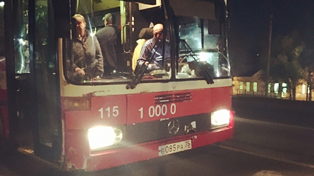 Водитель саратовского автобуса не захотел выпускать пассажирку без оплаты багажа