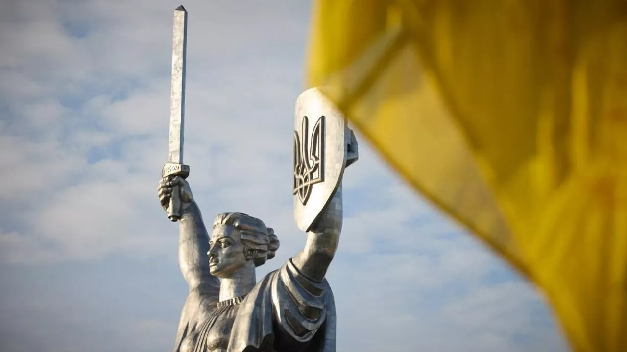 В Мюнхене на кресте могилы Бандеры оставили призыв к проведению выборов на Украине