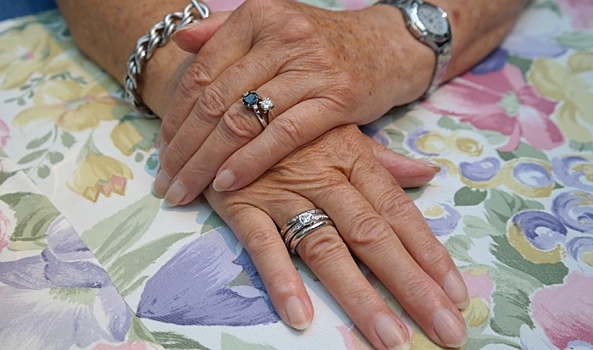 Полосы и бороздки на ногтях могут говорить о серьезных заболеваниях