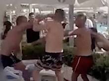 Жители курорта Европы обнажились перед детьми у бассейна и побили туриста за замечание