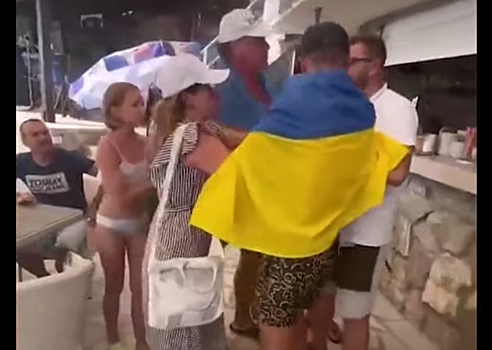 Украинских туристов выгнали с пляжа в Черногории из-за флага