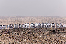 Сотни голых людей выстроились на берегу Мертвого моря