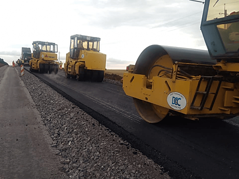 Укладывают покрытие: капремонт дороги в Тацинском районе завершат к концу октября 2021 года