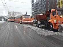 Коммунальщики чистят снег в Оренбурге