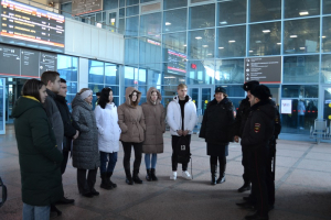 В честь Дня российского студенчества транспортные полицейские и общественники провели акцию на железнодорожном вокзале Анапы