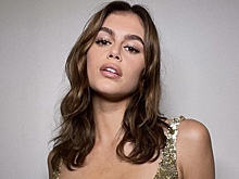 Кайя Гербер снялась в мини-юбке с разрезами на бедрах