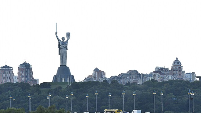 Что происходит в мире сегодня: Китай осуждает США, в Киеве несут цветы Булгакову