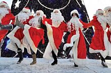 На открытии главной ёлки Калининграда собрались более 90 Дедов Морозов