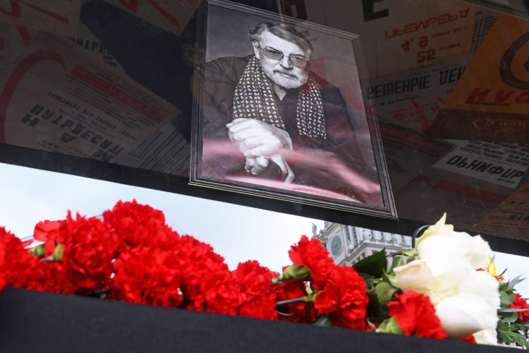 Фото: москвичи несут цветы к Театру сатиры в память об Александре Ширвиндте