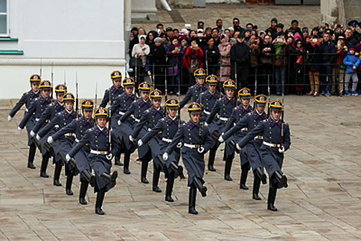 Президентский полк возобновляет церемонии развода караулов в Москве