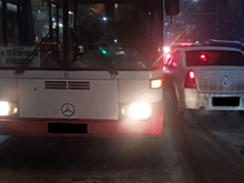 В Саратове молодой водитель отечественного автомобиля устроил массовое ДТП с автобусом