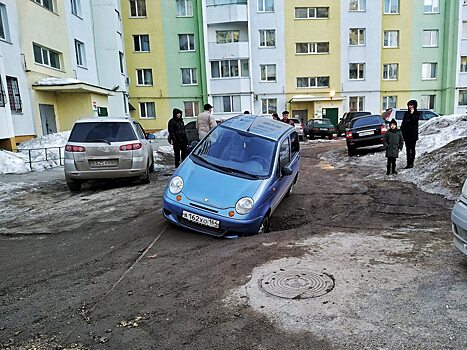 Машина в Балакове провалилась в асфальт. ФОТО