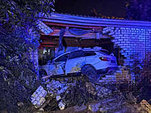 В Краснодарском крае универсал Lada Vesta врезался в дом и разрушил его