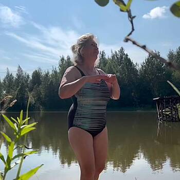 Мать Анастасии Ивлеевой снялась в купальнике