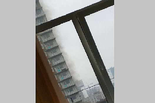 Улицу Дуси Ковальчук затянуло дымом со стройплощадки