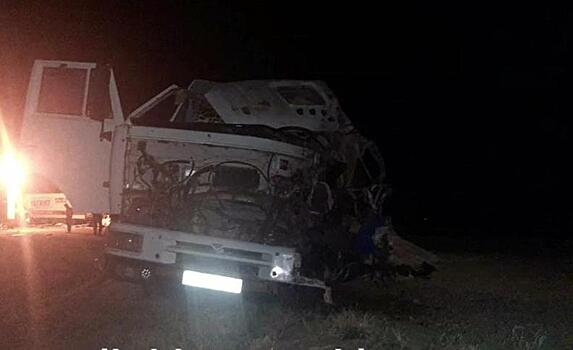 В страшном ДТП в Краснодарском крае после столкновения фур разлетевшиеся обломки протаранили легковой автомобиль