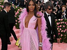 Не только Наоми Кэмпбелл: звезды, которые стали мамами после 50-ти лет