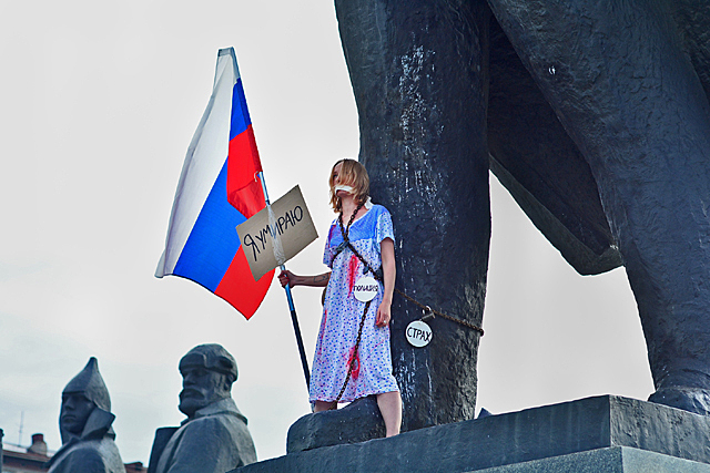 "Я умираю": в Новосибирске девушка приковала себя к памятнику