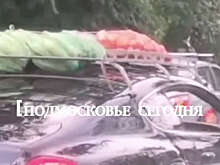 В Подмосковье очевидцы сняли на видео Bentley, перевозивший на крыше мешки с овощами