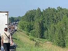 Пункт назначения – Кузбасс: бревна высыпались из перевернувшегося лесовоза на трассе