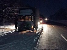Водитель грузовика застрял на трассе в мороз в Башкирии