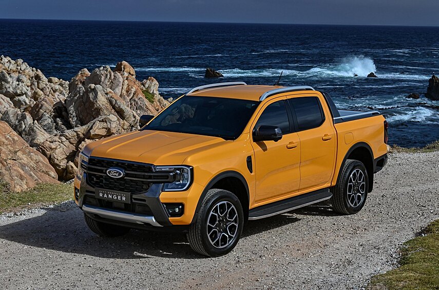 #27: Ford Ranger — 333 тысячи (+ 9%). 2023 год был переходным для пикапа Ford Ranger: во всём мире уже начали продавать машины нового поколения, в то время как в США всё ещё выпускались пикапы старого образца (спрос на которые рухнул почти вдвое на фоне общего снижения сегмента, проблем на заводе и забастовок). И тем не менее, в глобальном масштабе Ranger показал рост на целых 9% — а, например, в Австралии новый пикап разошёлся рекордным тиражом в 63 356 автомобилей. Всего в 2023 году покупателей нашли 333 тысячи пикапов, что вывело Ranger на 27 строчку в рейтинге JATO Dynamics. На это можно взглянуть по-разному. С одной стороны, это однозначный успех фордовцев: новый грузовичок получился удачным и востребованным у покупателей! С другой — в нынешней топ-тридцатке всего три Форда, причём два из них — в конце списка...