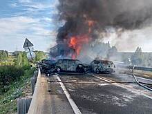 Грузовик и семь автомобилей загорелись после ДТП в Вологодской области