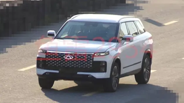 Китайский кроссовер Omoda C8, похожий на Range Rover, может приехать в Россию