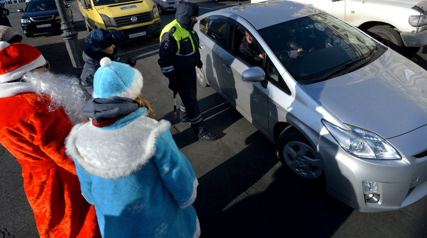 В Петербурге полиция оштрафовала двух Дед Морозов за нарушение ПДД