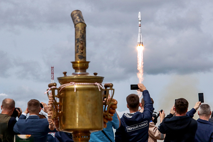 Зрители наблюдают за запуском ракеты-носителя "Союз-2.1б" с разгонным блоком "Фрегат" на космодроме Восточный. Впервые за 10 лет все ракетные пуски оказались успешными. 