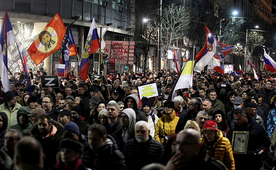 Участники народного митинга в поддержку России в Белграде