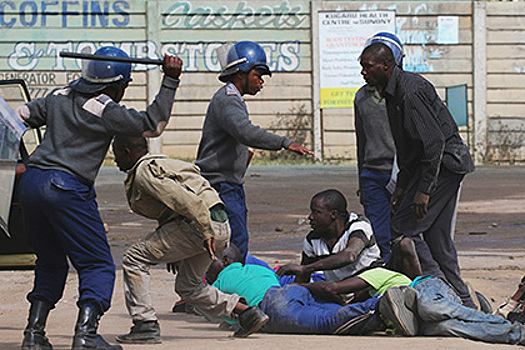 Полиция Зимбабве жестоко подавила акцию протеста шоферов
