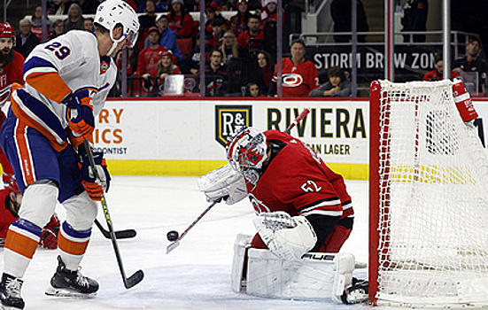 Кочетков и Сорокин пропустили девять шайб в матче НХЛ "Каролина" - "Айлендерс"