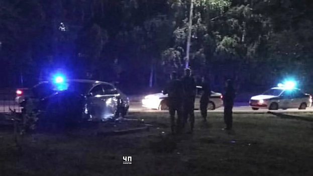 Ночью водитель иномарки протаранил забор парка в Солнечном и сбежал