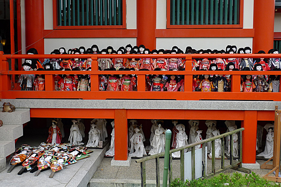 Авасима-дзиндзя: что делают с куклами в японском храме