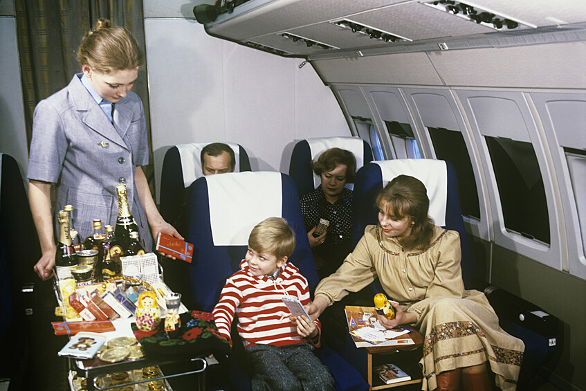 Обслуживание пассажиров на борту пассажирского самолета ИЛ-62, СССР, 1 ноября 1981 года