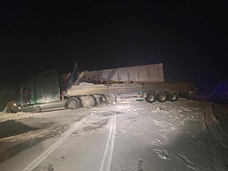 Водитель грузового Мерседеса погиб на трассе под Новосибирском