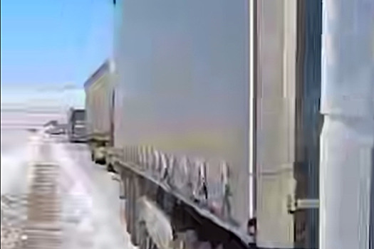 Десятки фур заблокировали крупную федеральную трассу