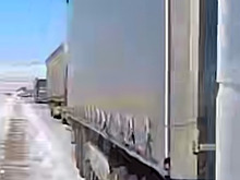 Десятки фур заблокировали крупную федеральную трассу