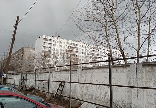 Вокруг долгостроя на улице Есенина демонтируют бетонный забор