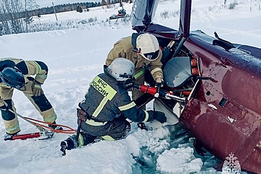 Опубликованы кадры падения частного вертолета в Пермском крае