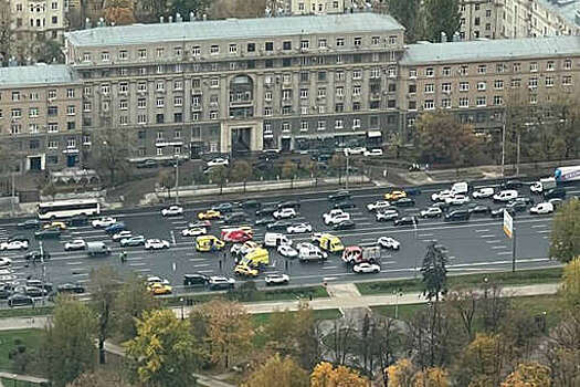 Момент массового ДТП на Кутузовском проспекте в Москве попал на видео