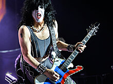 Солист Kiss сыграл на гитаре в цветах российского флага