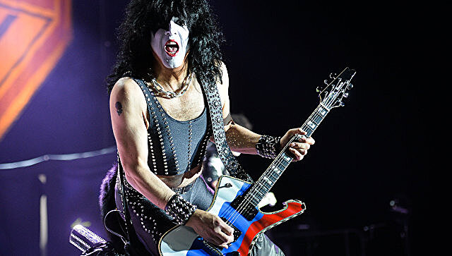 Фронтмен группы Kiss вышел на сцену с гитарой в цветах российского флага