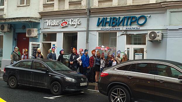 Толпу людей в кокошниках заметили в очереди на медицинские анализы в Москве
