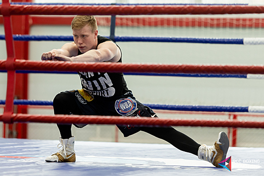 В Челябинск прилетел чемпион по боксу WBA Марк Урванов