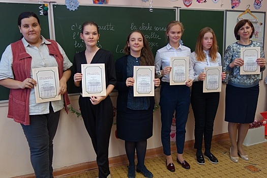 Ученики и педагоги екатеринбургской гимназии получили депутатские премии