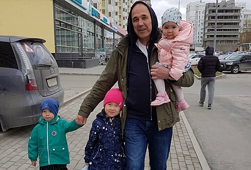 Основатель шоу «Уральские пельмени» Дмитрий Соколов выбирает школу для ребенка